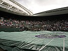 Dé skrápí areál ve Wimbledonu.