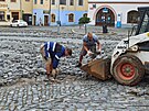 V Tn nad Vltavou zaali ve tvrtek rno odklzet kody po bleskov povodni,...