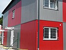 Nov� zrekonstruovan� mobiln� stavba v are�lu v�znice Odolov pojme t�icet v�z��....