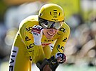 Tadej Pogaar projídí s úsmvem cílem dvacáté etapy Tour de France.