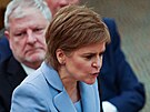 Skotská premiérka Nicola Sturgeonová hovoí ve Skotském Parlamentu v...