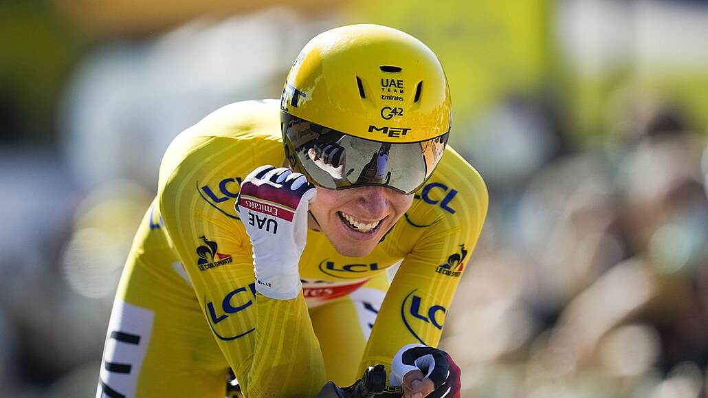 Tadej Pogaar projídí s úsmvem cílem dvacáté etapy Tour de France.