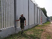 Polský pohraničník prochází podél nového plotu na hranicích s Běloruskem. (30....