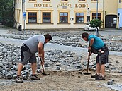 V Týně nad Vltavou začali ve čtvrtek ráno odklízet škody po bleskové povodni,...