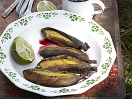 Banány opečené ve slupce s rumovou omáčkou