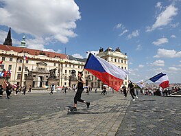 U Praského hradu se seli vlajkonoi nesoucí prapory sedmadvaceti lenských...