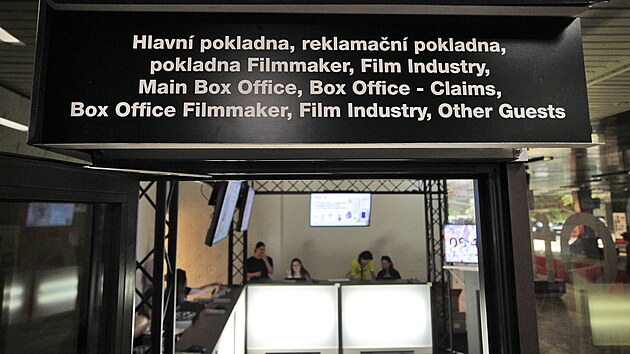 Na hlavní pokladně v hotelu Thermal začal prodej vstupenek na filmy 56. ročníku Mezinárodního filmového festivalu Karlovy Vary. (30. června 2022)