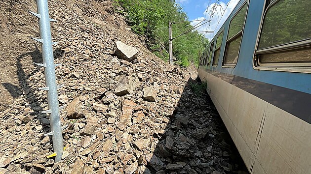 Mezi Karlštejnem a Zadní Třebaní narazil rychlík do spadlé skály. (30. června 2022)