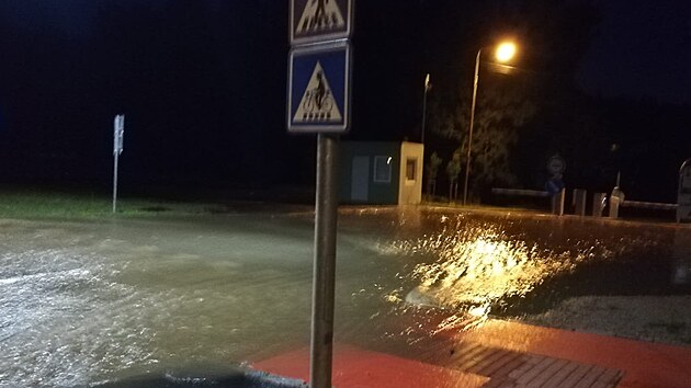 V Českém Krumlově se po bleskové povodni vylila řeka Polečnice. (30. června 2022)