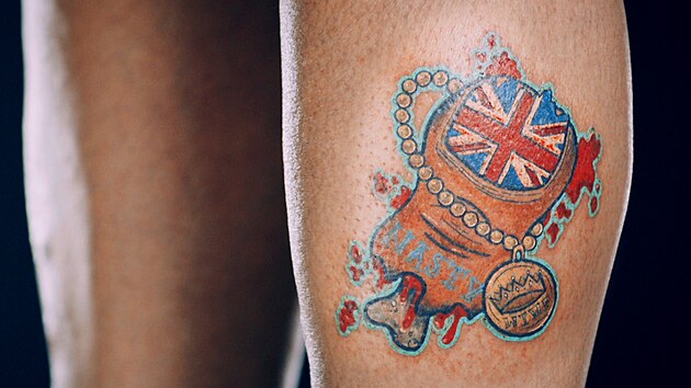 Tetovn zahrnuje mnoh prvky: medaili, britskou vlajku, t utren prst a krvav ckance.