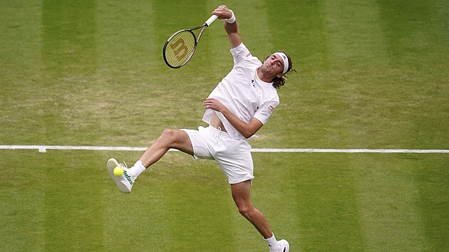 Řecký tenista Stefanos Tsitsipas útočí ve druhém kole Wimbledonu.