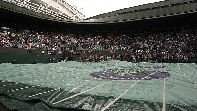Déšť skrápí areál ve Wimbledonu.