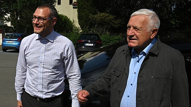 Ředitel muzea Brno Zbyněk Šolc (vlevo) a bývalý český prezident Václav Klaus (30. června 2022)