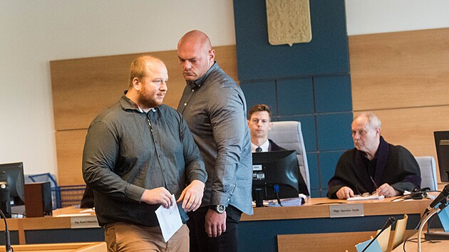V případu padělání bankovek jsou obžalovaní Daniel Schmidl (vlevo) a Miroslav Chládek .