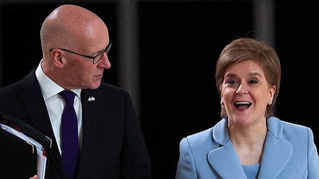 Skotsk premirka Nicola Surgeonov a poslanec Skotsk nrodn strany John Swinney (28. ervna 2022)