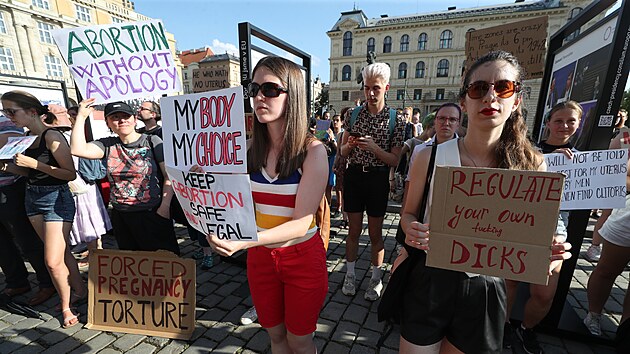 Demonstrace lidskoprávní organizace Amnesty International proti rozhodnutí amerického Nejvyššího soudu v otázce potratů. Protestující se následně vydali na pochod před americké velvyslanectví.