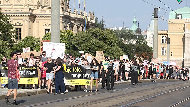 Demonstrace lidskopr�vn� organizace Amnesty International proti rozhodnut� americk�ho Nejvy���ho soudu v ot�zce potrat�. Protestuj�c� se n�sledn� vydali na pochod p�ed americk� velvyslanectv�.