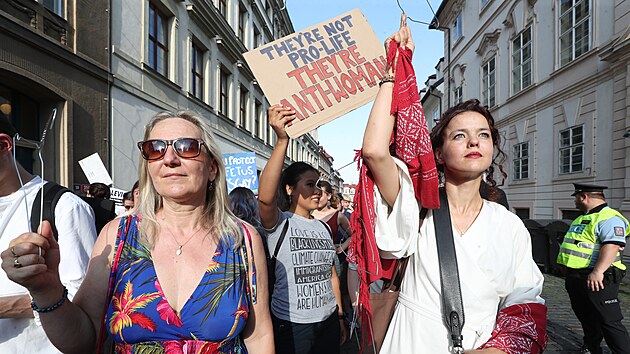Demonstrace lidskoprávní organizace Amnesty International proti rozhodnutí amerického Nejvyššího soudu v otázce potratů. Protestující se následně vydali na pochod před americké velvyslanectví.