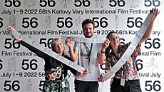 Trojice mladých lidí z Plzn�, pravidelní náv�t�vníci festivalu, p�ed pokladnou...