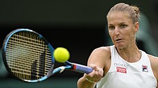 eská tenistka Karolína Plíková se ve druhém kole Wimbledonu opírá do míku.