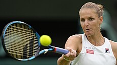 �eská tenistka Karolína Plí�ková se ve druhém kole Wimbledonu opírá do mí�ku.