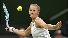 Česká tenistka Karolína Plíšková ve druhém kole Wimbledonu soustředěně pozoruje...