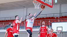 Patrik Auda (v bílém) na tréninku basketbalové reprezentace