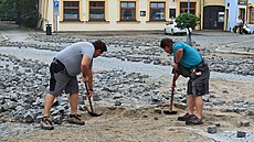 V Týn nad Vltavou zaali ve tvrtek ráno odklízet kody po bleskové povodni,...