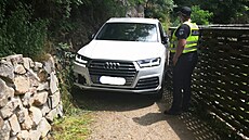 �idi� SUV se zasekl na cyklostezce v údolí podél Tismenického potoka na okraji...