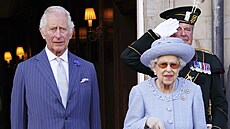 Princ Charles a královna Alžběta II. (Edinburgh, 30. června 2022)