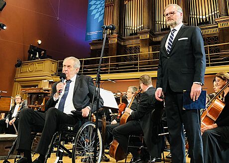 Prezident Milo Zeman (vlevo) a premiér Petr Fiala ped koncertem v Rudolfinu...