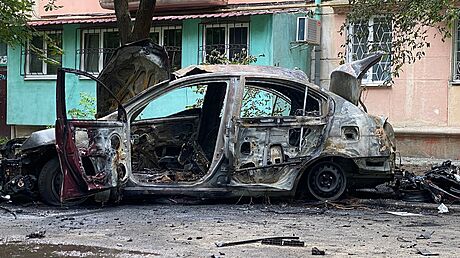Vyhoelé auto Dmitrije Savluenka po výbuchu v Chersonské oblasti na Ukrajin....