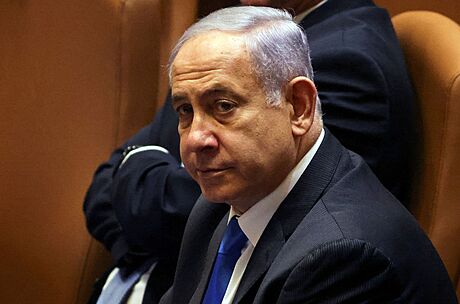 Dosluhující izraelský pedseda vlády Benjamin Netanjahu bhem mimoádné schze...