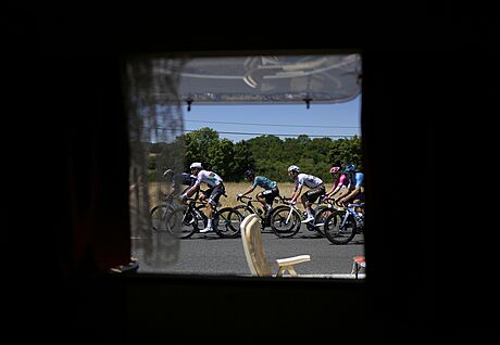 Pohled na peloton projídjící sedmou etapu Tour de France.