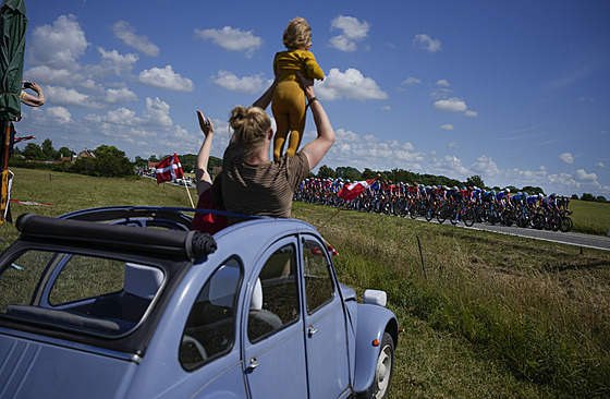 Momentka z druhé etapy Tour de France.