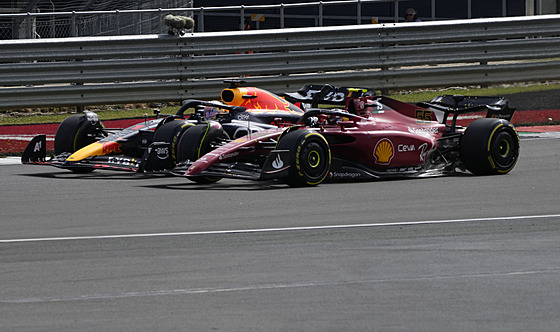 Max Verstappen (vlevo) a Carlos Sainz ve Velké cen Británie.