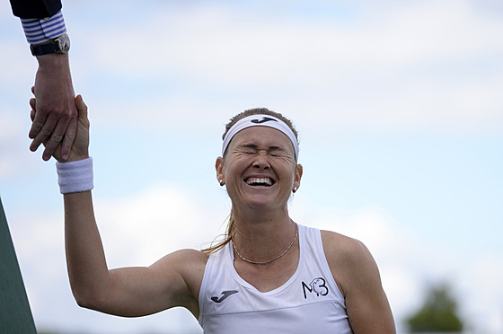 Marie Bouzková se irokým úsmvem po vítzství ve tetím kole Wimbledonu.