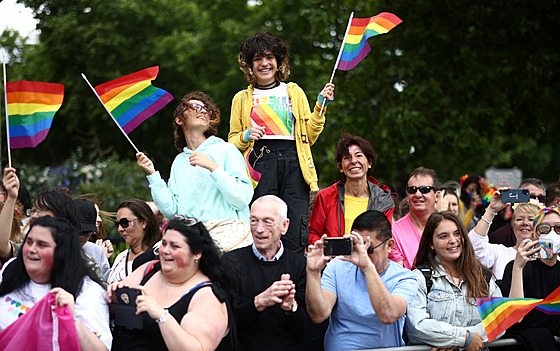 Vtina pihlíejících londýnskému Pride prvodu mávala na podporu LGBT+...