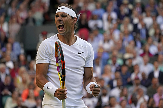 Rafael Nadal se raduje z vítzného bodu v osmifinálovém zápase Wimbledonu proti...