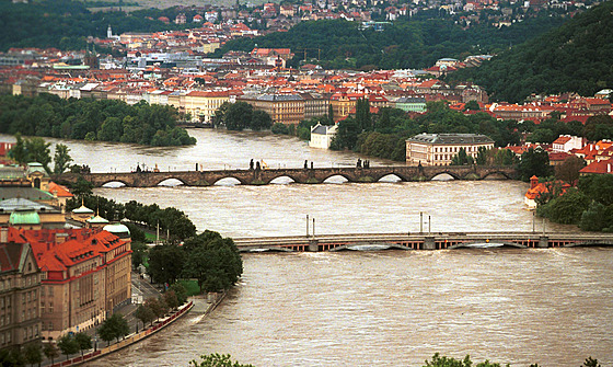 Rozvodněná Vltava - Mánesův most a Karlův most. Povodně 2002.