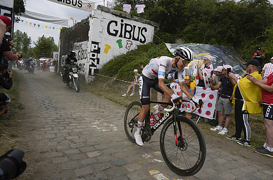 Tadej Pogaar to na kostkch v pt etap Tour de France