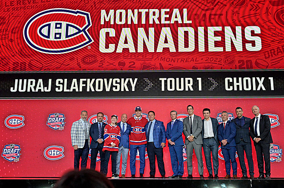 Jednika draftu Juraj Slafkovský na pódiu se zástupci Montrealu.