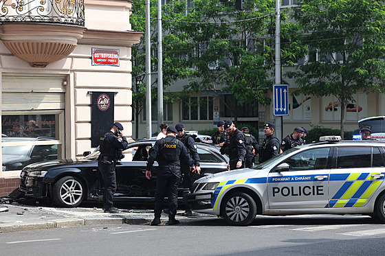 Policie zasahovala v Praze proti ujíždějícímu vozidlu. (5. července 2022)