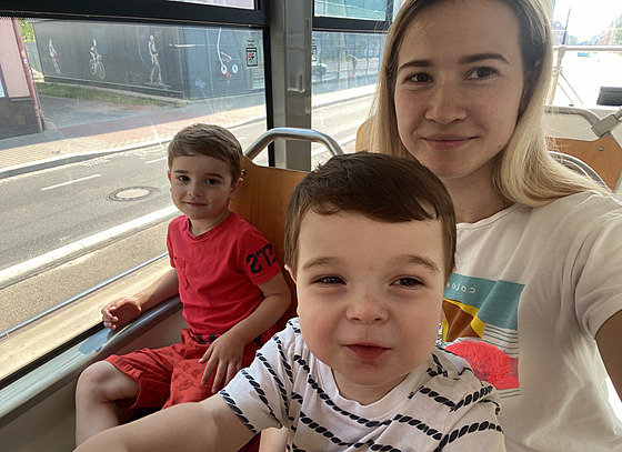 Autorka Deníku Ukrajinky Anna Rybak se svými dtmi, dvouletým Mironem (vpravo)...
