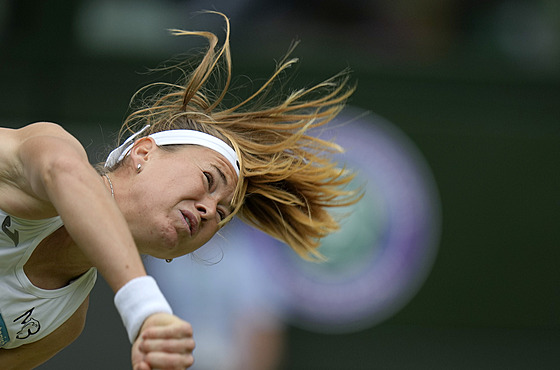Marie Bouzková servíruje ve tvrtfinále Wimbledonu.