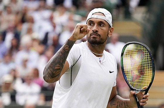 Australan Nick Kyrgios se raduje ze získané výmny ve tvrtfinále Wimbledonu.