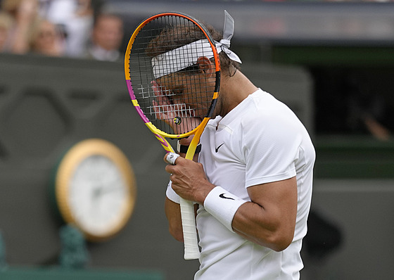 panl Rafael Nadal ve tvrtfinále Wimbledonu.