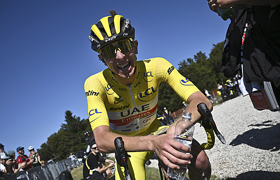 DOKÁZAL TO. Tadej Pogaar se raduje z vítzství v sedmé etap Tour de France.