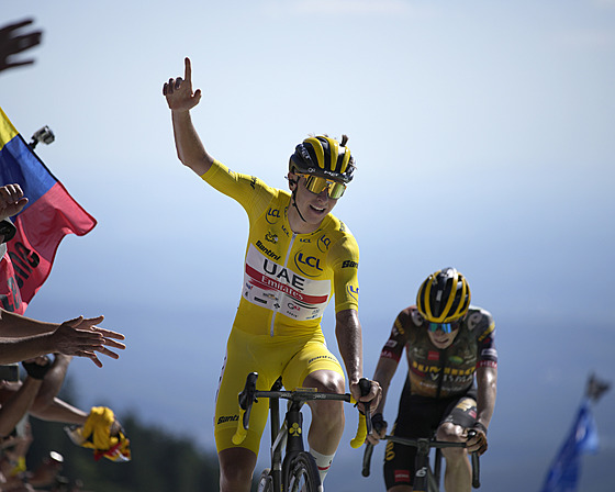 DOKÁZAL TO. Tadej Pogaar se raduje z vítzství v sedmé etap Tour de France.