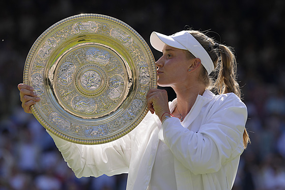 Vítzka Wimbledonu Jelena Rybakinová s vybojovanou trofejí.